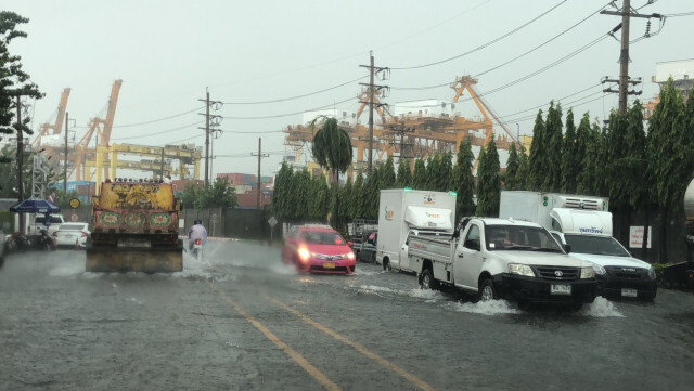 ฝนถล่มกรุงฯ คลองเตยน้ำท่วมขัง!