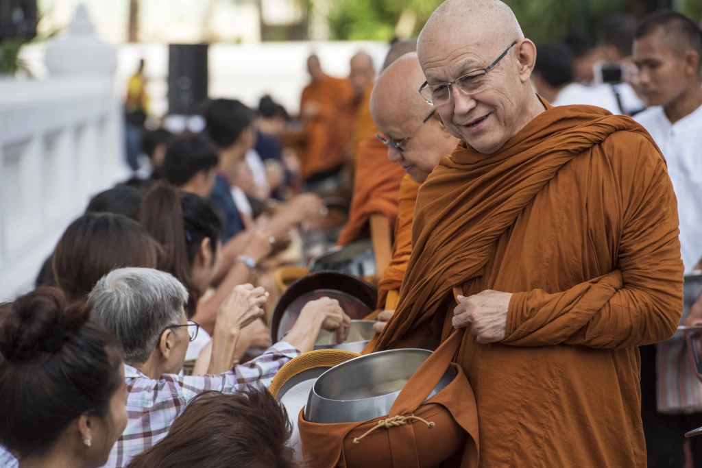"บุญแต่งไทย ใส่บาตรข้าวเหนียว ประเพณีออกพรรษา ฟังธรรมพระกรรมฐาน พระอาจารย์ใหญ่มั่น ภูริทัตตมหาเถระ"