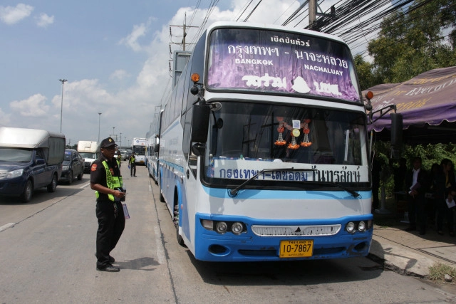 ขนส่งฯ เผยเปิดจุดเช็คพอยท์วันแรกมีรถโดยสารเข้าตรวจ 7,378 คัน