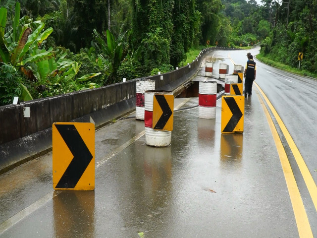 ชุมพร ฝนหนักดินทรุด ถนนชุมพร-ระนอง เป็นหลุมใหญ่ลึก
