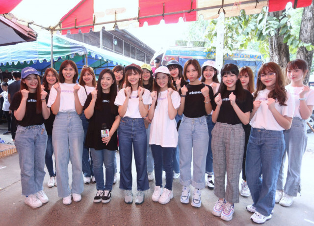 สาว BNK48 มอบถุงยังชีพช่วยน้ำท่วมที่อุบลฯ