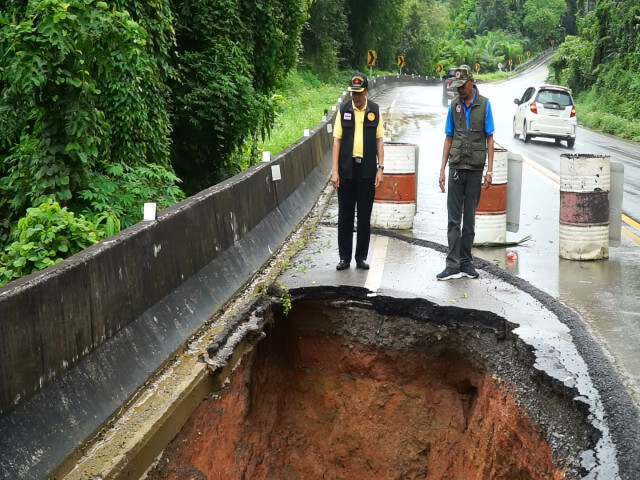 ชุมพร ฝนหนักดินทรุด ถนนชุมพร-ระนอง เป็นหลุมใหญ่ลึก