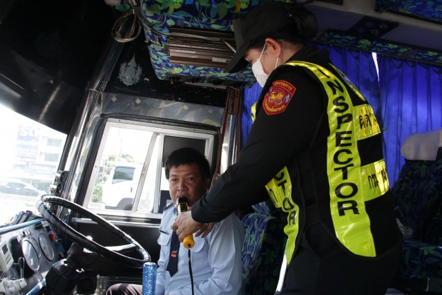 ขนส่งฯ เผยเปิดจุดเช็คพอยท์วันแรกมีรถโดยสารเข้าตรวจ 7,378 คัน