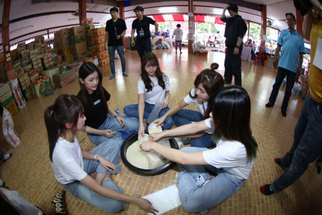 สาว BNK48 มอบถุงยังชีพช่วยน้ำท่วมที่อุบลฯ