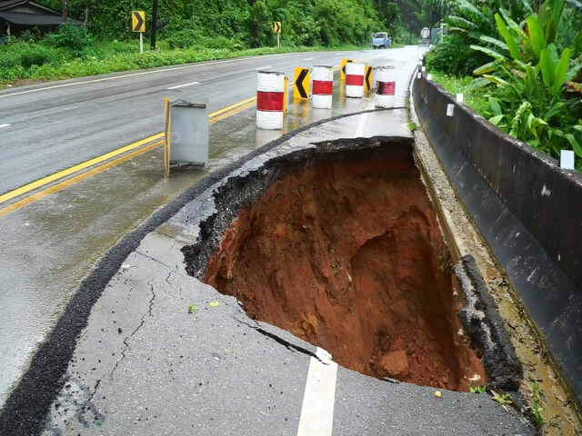 ชุมพร ฝนหนักดินทรุด ถนนชุมพร-ระนอง เป็นหลุมใหญ่ลึก