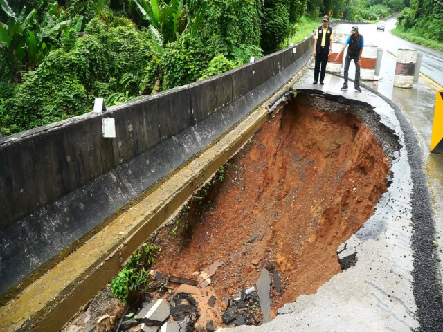 ชุมพร ฝนหนักดินทรุด ถนนชุมพร-ระนอง เป็นหลุมใหญ่ลึก