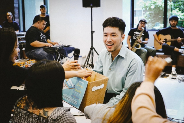 "เป๊ก-ป๊อบ-อะตอม" ชวนศิลปิน "White Music" ร่วมเล่นดนตรีเปิดหมวกรับบริจาคช่วยน้ำท่วม "อุบลฯ"