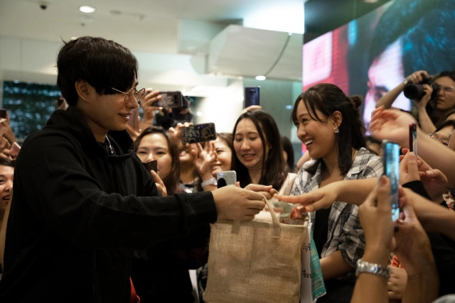 "เป๊ก-ป๊อบ-อะตอม" ชวนศิลปิน "White Music" ร่วมเล่นดนตรีเปิดหมวกรับบริจาคช่วยน้ำท่วม "อุบลฯ"