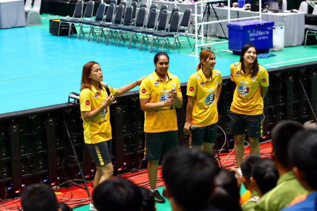 ทีมตบไทย-ต่างชาติร่วมคลีนิคสอนวอลเลย์บอลเยาวชนนครราชสีมา