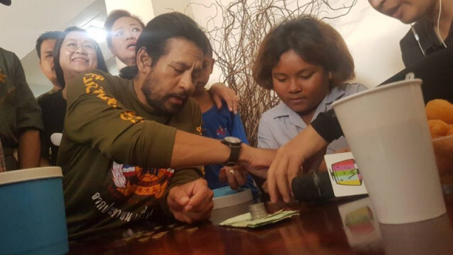 "บ้านหนูก็น้ำท่วม แต่หนูอยากช่วย" มาอีกราย..หนูน้อยทุบกระปุกช่วยเงินบริจาค