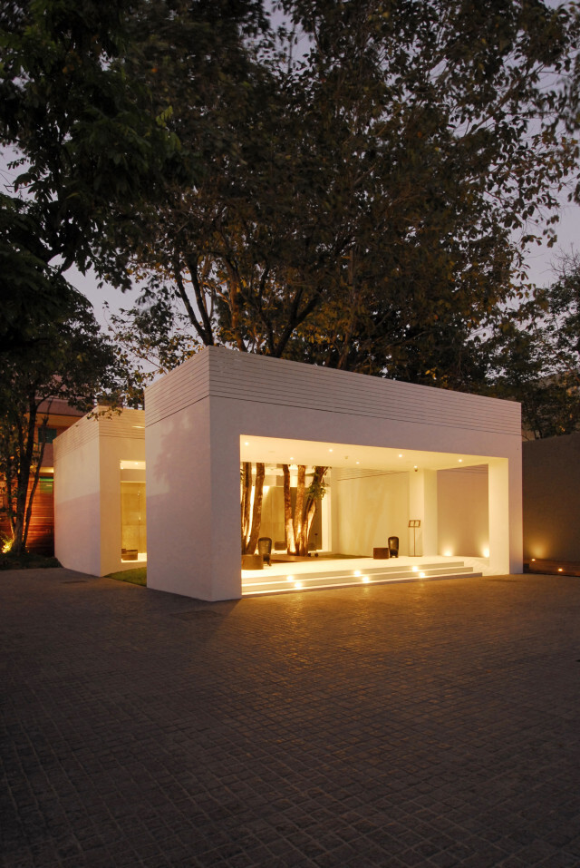 โรงแรม "The Library"  วิวทะเลกับหนังสือคู่ใจ