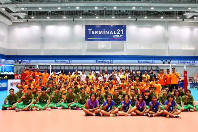 ทีมตบไทย-ต่างชาติร่วมคลีนิคสอนวอลเลย์บอลเยาวชนนครราชสีมา