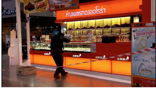 หนุ่มแต่งชุดไปรษณีย์ใช้ปืนจี้ร้านทอง กลางห้างย่านบางแก้ว