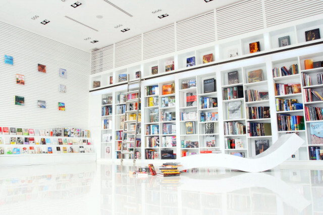 โรงแรม "The Library"  วิวทะเลกับหนังสือคู่ใจ