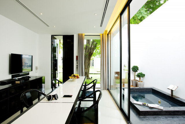 โรงแรม "The Library"  วิวทะเลกับหนังสือคู่ใจ