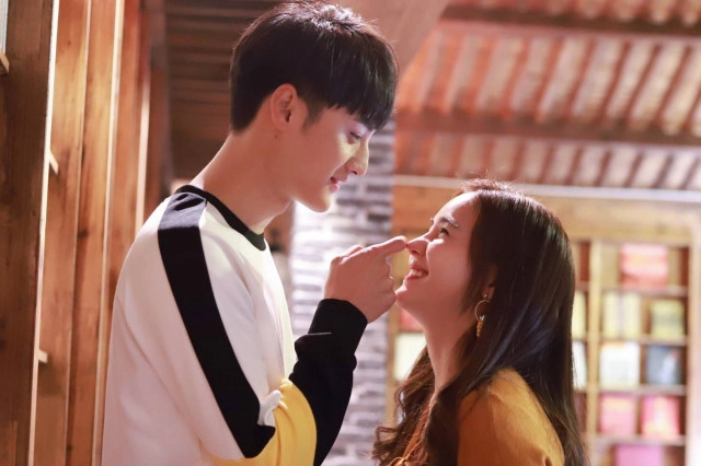 "ออม สุชาร์" ตื่นเต้นซีรีส์จีน "rainbow town" ออกอากาศคืนนี้