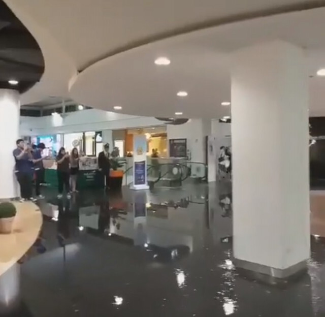 ฝนถล่มทั่วกรุง ทำพิษ!! น้ำรั่ว-ฝ้าถล่มยับ กลางห้างดัง