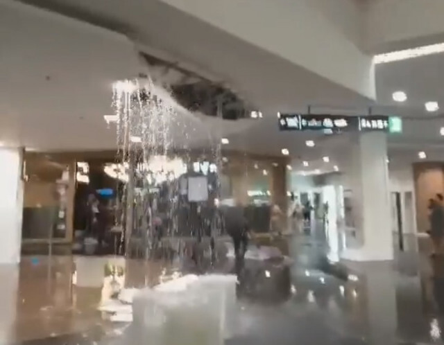 ฝนถล่มทั่วกรุง ทำพิษ!! น้ำรั่ว-ฝ้าถล่มยับ กลางห้างดัง