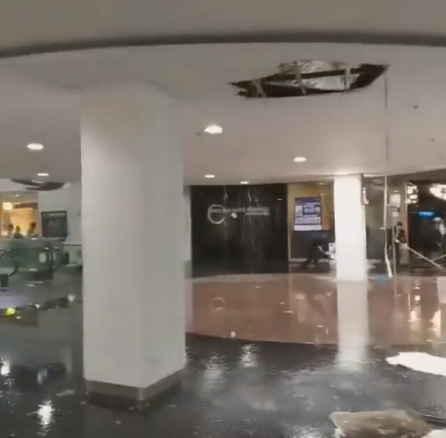 ฝนถล่มทั่วกรุง ทำพิษ!! น้ำรั่ว-ฝ้าถล่มยับ กลางห้างดัง