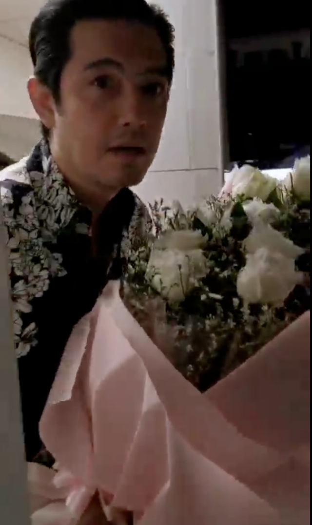 "หนุ่ม ศรราม" หอบดอกไม้เซอร์ไพรส์! ครบรอบวันเเต่งงาน