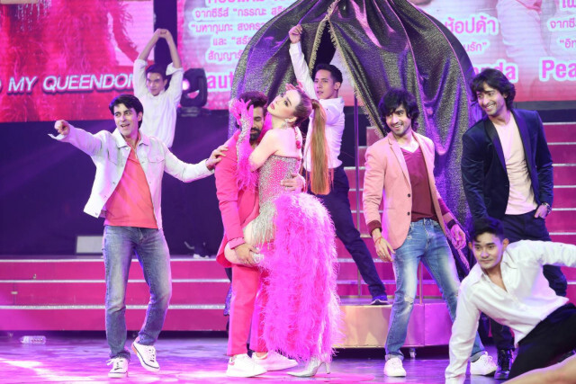 "แอน จักรพงษ์" นำทีมซูเปอร์สตาร์ Showcase Showgirls แดนซ์สะบัดคอนเทนต์ 500 ล้าน