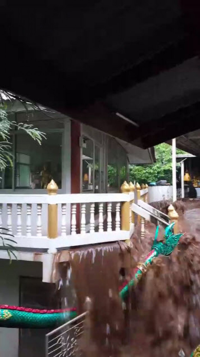 นาทีระทึก! มวลน้ำป่ามหาศาล ไหลพุ่งทะลุศาลาการเปรียญวัดเวฬุวันสุดสะพรึง