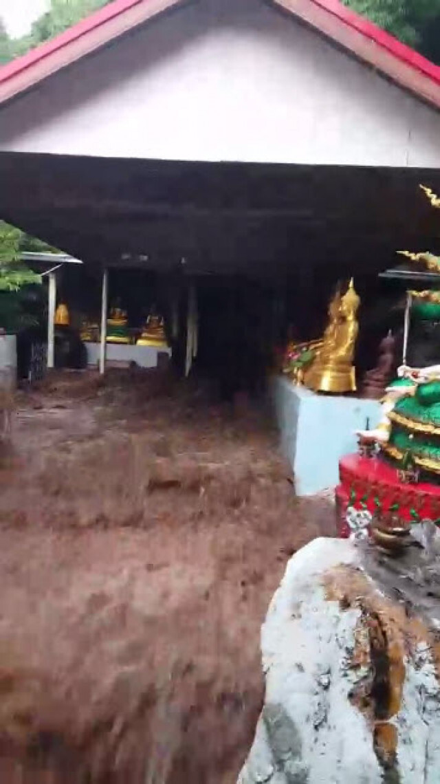 นาทีระทึก! มวลน้ำป่ามหาศาล ไหลพุ่งทะลุศาลาการเปรียญวัดเวฬุวันสุดสะพรึง