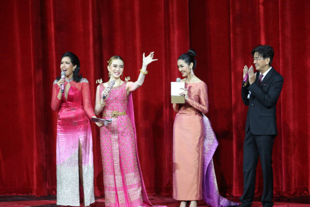 "แอน จักรพงษ์" นำทีมซูเปอร์สตาร์ Showcase Showgirls แดนซ์สะบัดคอนเทนต์ 500 ล้าน
