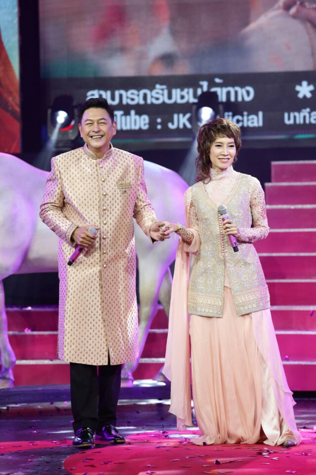 "แอน จักรพงษ์" นำทีมซูเปอร์สตาร์ Showcase Showgirls แดนซ์สะบัดคอนเทนต์ 500 ล้าน