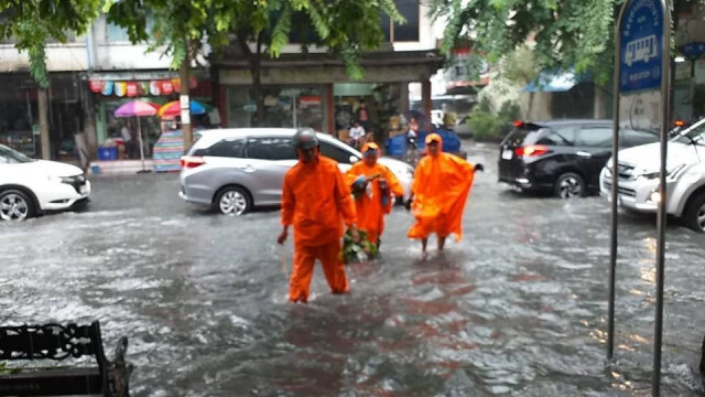 ผู้ว่าฯ เตือนชาวกรุง ฝนตกต่อเนื่อง 80% ย้ำเจ้าหน้าที่ยังคงทำงานต่อเนื่อง 24 ชม.