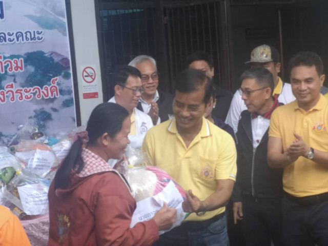 "ถาวร" ลงพื้นที่ น้ำท่วม ช่วยชาวอุบลฯ