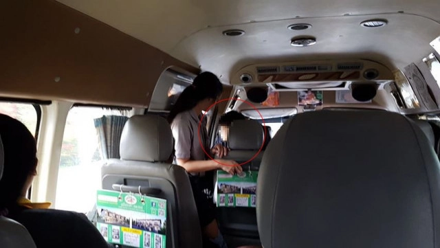 รถตู้ เอาอีกแล้ว!! ปล่อยผู้โดยสารยืน ตรงทางออกฉุกเฉิน