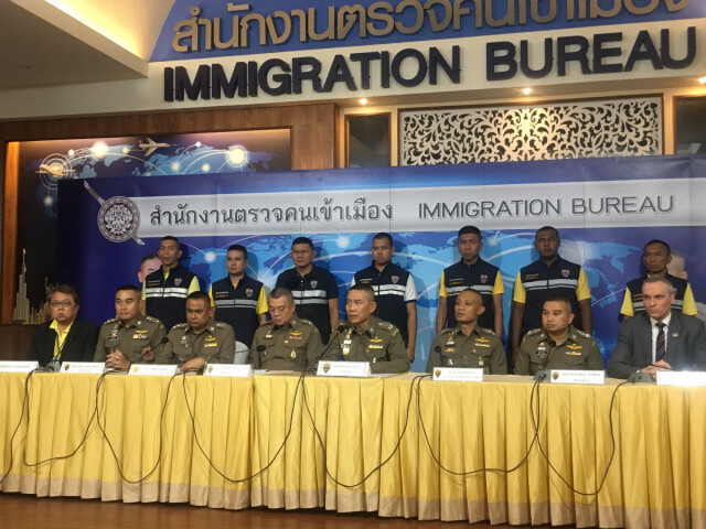 ตม.รวบแก๊งฉ้อโกง ตุ๋นข้อมูล 12 ราย ฉกเงินในบัญชีกว่า 3 แสนบาท!