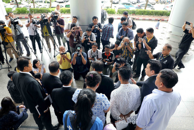 ฟ้องคิงเพาเวอร์ 300 ล้าน "พ่อ-แม่" อดีตนางงาม ฮ.ตกพร้อม "เจ้าสัววิชัย"