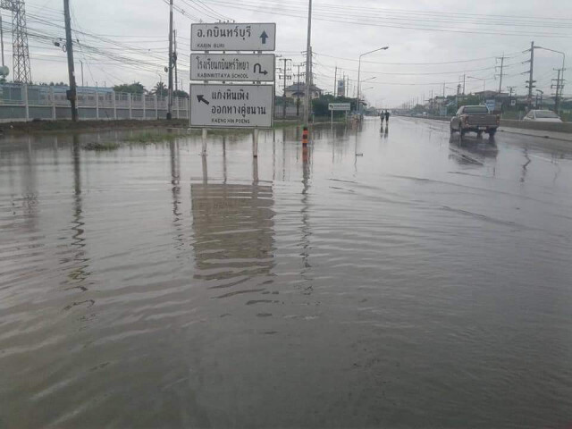 กรมชลฯ​ เฝ้าระวังสถานการณ์น้ำ อ.กบินทร์บุรี หลังฝนตกหนัก ระดับน้ำในพื้นที่เพิ่มขึ้นต่อเนื่อง