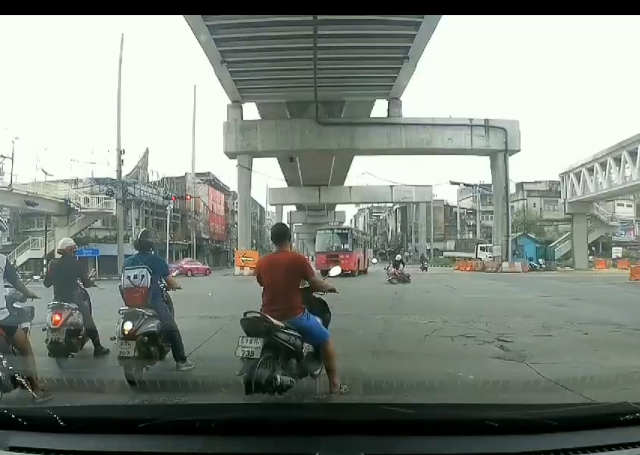 เพจดังแชร์คลิป! หนุ่มยกล้อฝ่าไฟแดง ขึ้นอย่างหงส์ ลงอย่าง.....