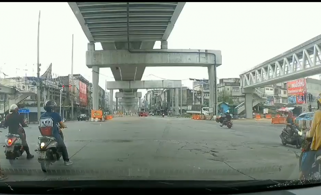 เพจดังแชร์คลิป! หนุ่มยกล้อฝ่าไฟแดง ขึ้นอย่างหงส์ ลงอย่าง.....