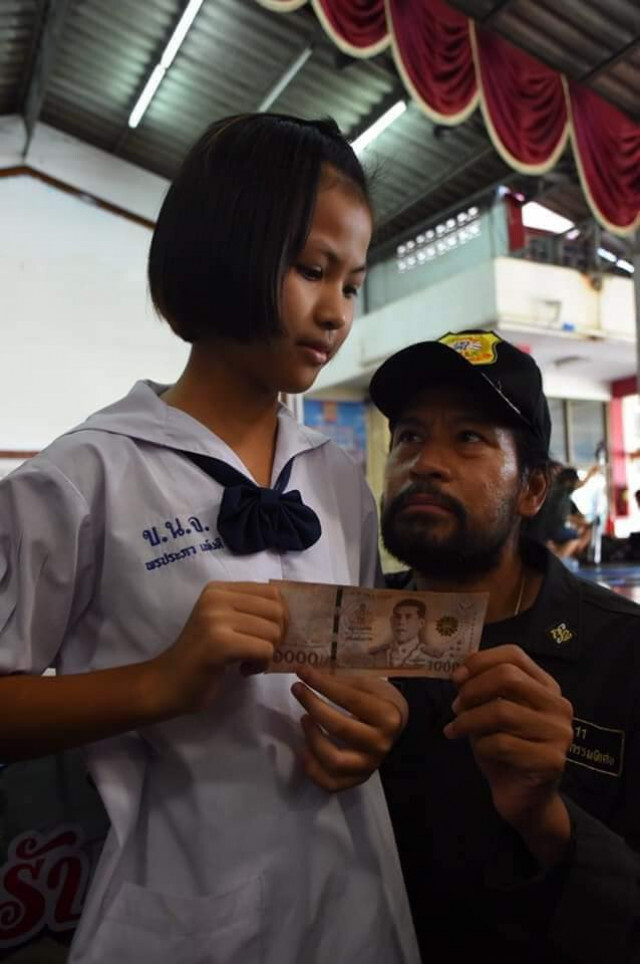 'บิณฑ์..น้ำตาไหล' หนูน้อย 10 ขวบ ป่วยมะเร็งเม็ดเลือด เดินทางมอบเงิน 1พัน ช่วยผู้ประสบภัยน้ำท่วม