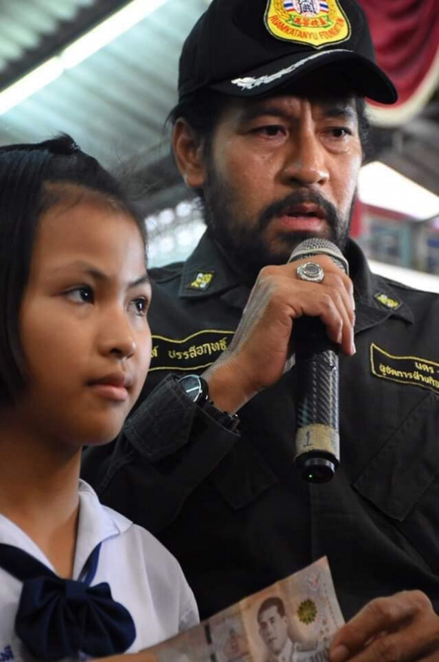 'บิณฑ์..น้ำตาไหล' หนูน้อย 10 ขวบ ป่วยมะเร็งเม็ดเลือด เดินทางมอบเงิน 1พัน ช่วยผู้ประสบภัยน้ำท่วม