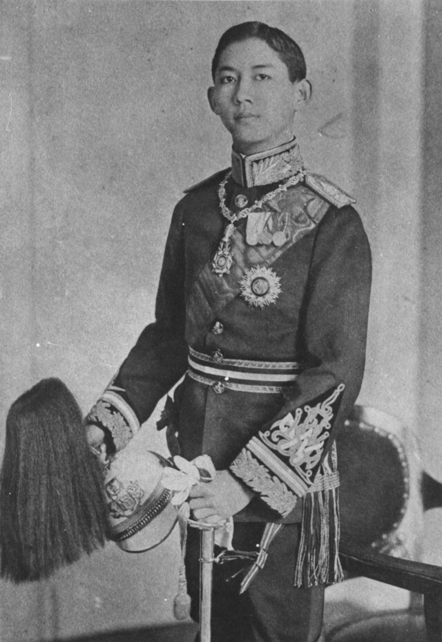ในหลวง-พระราชินี เสด็จวางพวงมาลา เนื่องใน "วันมหิดล"