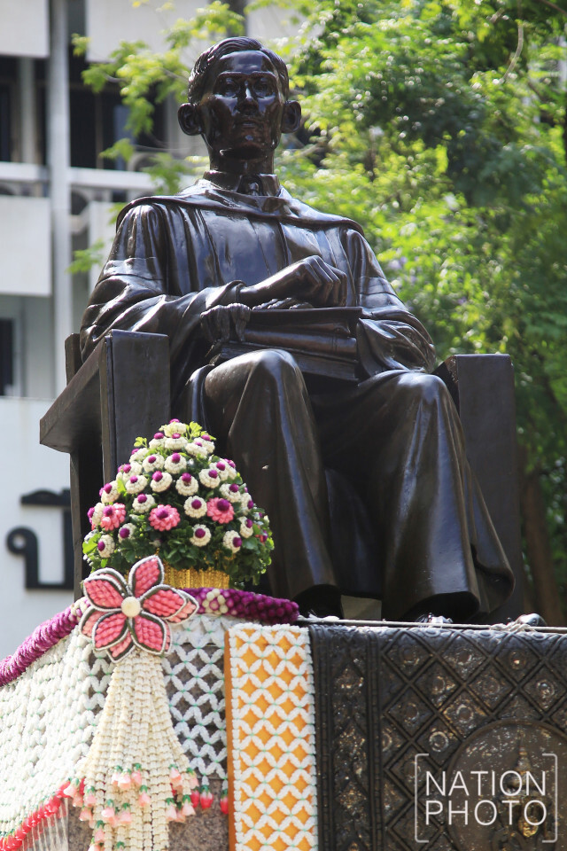 ในหลวง-พระราชินี เสด็จวางพวงมาลา เนื่องใน "วันมหิดล"
