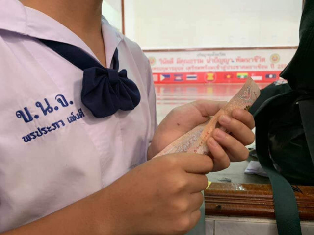 'บิณฑ์..น้ำตาไหล' หนูน้อย 10 ขวบ ป่วยมะเร็งเม็ดเลือด เดินทางมอบเงิน 1พัน ช่วยผู้ประสบภัยน้ำท่วม