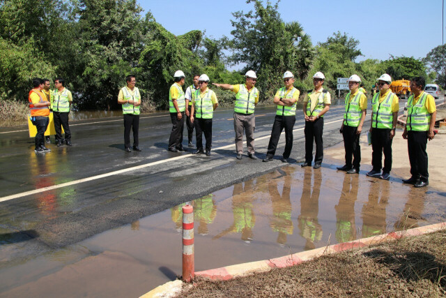 ทางหลวงชนบทลงพื้นที่ติดตามถนนที่ได้รับผลกระทบน้ำท่วม