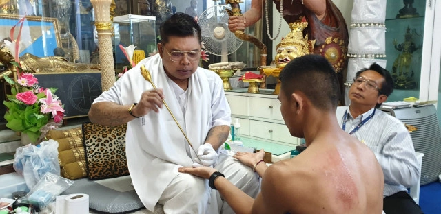 "เจ้าสด" สักยันต์"อาจารย์หนู" - หวังแรงใจเพื่อเหรียญโอลิมปิก