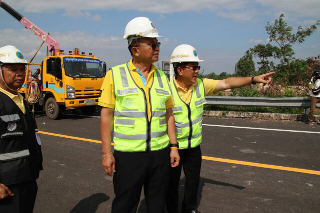 ทางหลวงชนบทลงพื้นที่ติดตามถนนที่ได้รับผลกระทบน้ำท่วม