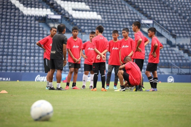แอร์เอเชีย สานฝันเยาวชน "Fly To Dreams The Football Clinic"