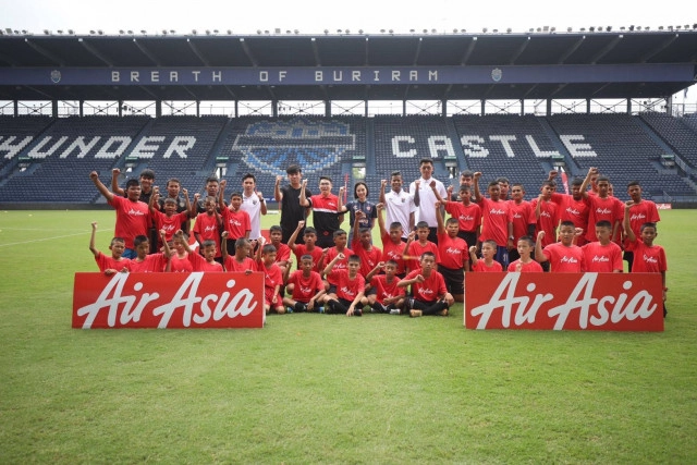 แอร์เอเชีย สานฝันเยาวชน "Fly To Dreams The Football Clinic"