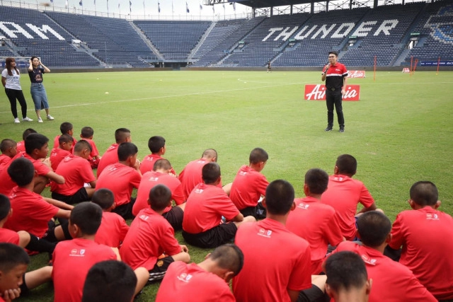 แอร์เอเชีย สานฝันเยาวชน "Fly To Dreams The Football Clinic"