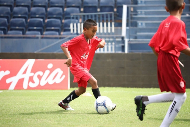 แอร์เอเชีย สานฝันเยาวชน "Fly To Dreams The Football Clinic"