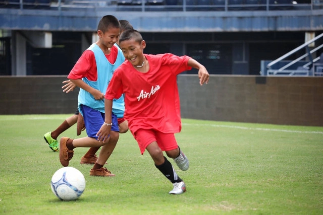 แอร์เอเชีย สานฝันเยาวชน "Fly To Dreams The Football Clinic"